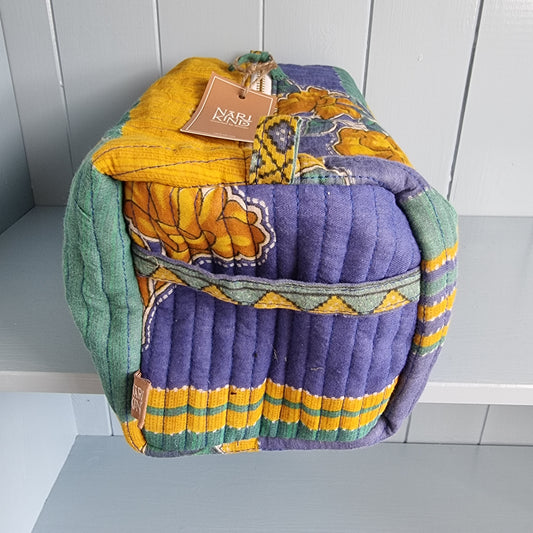 Kosmetiktaske fra NariKind, stor, blå/gul/grøn