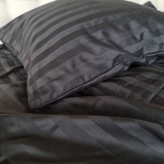 Sengetøj 140x200 cm - satinstribet - sort