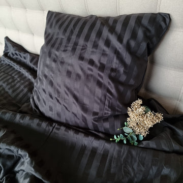 Sengetøj 140x200 cm - satinstribet - sort